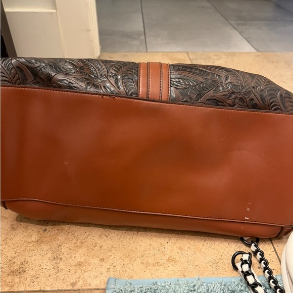 Boho chic embossed leather Top Handle Bag in shades of brown with gold hardware - Picture 2 of 16